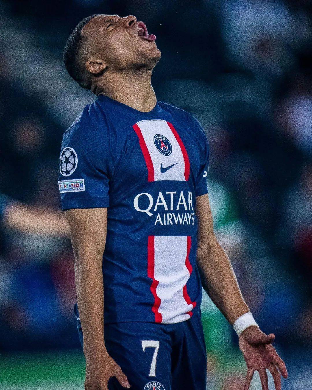 爱游戏官方入口-里昂窗口期远射贴柱，志在欧超杯名次提升，质疑声仍在，更衣室氛围转暖的简单介绍