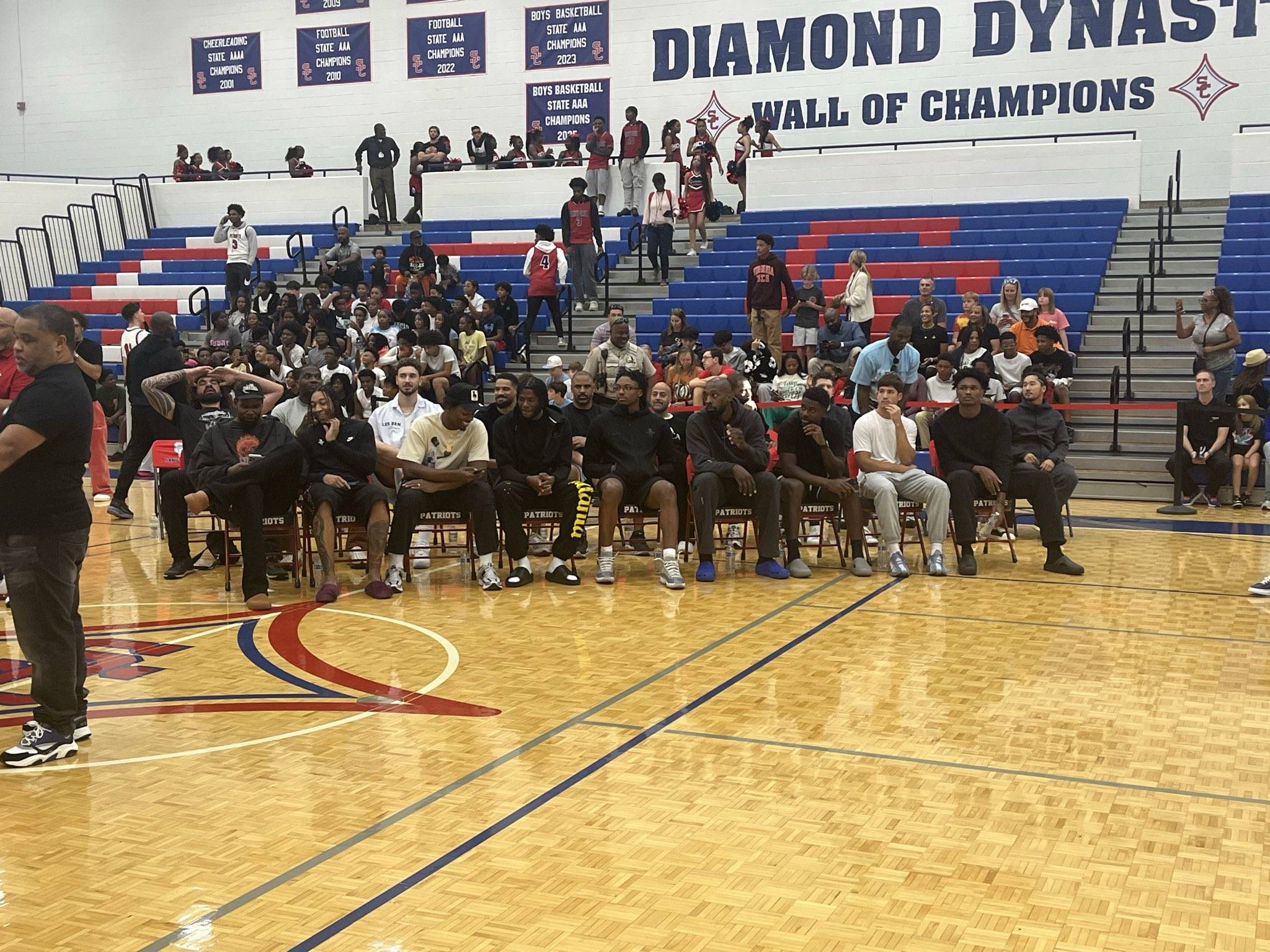 爱游戏-孟菲斯灰熊训练开放日，集结日扳平良机引欢呼，CBA常规赛在即，赛程密集仍需轮换的简单介绍